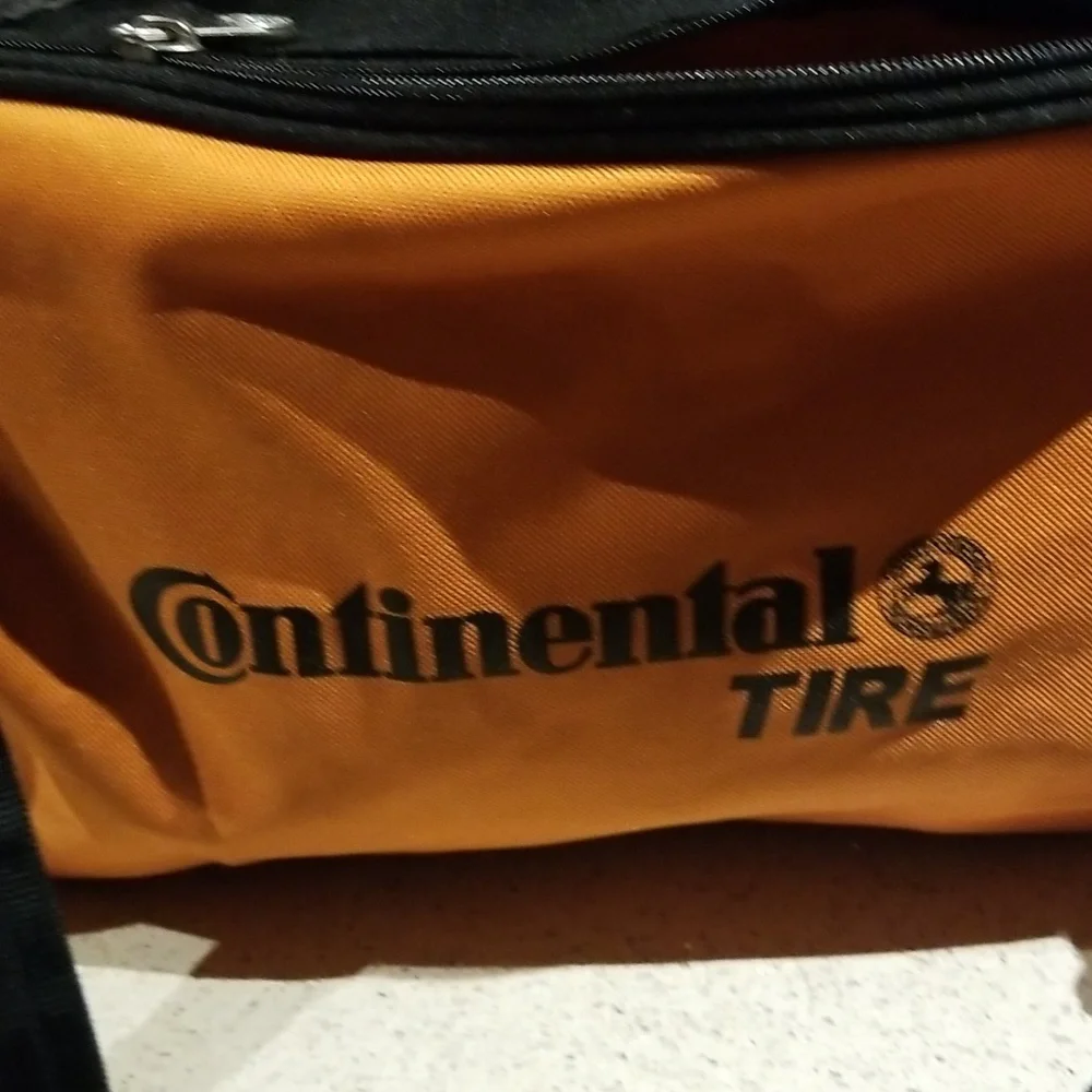 Multiple zippered pockets duffle EUC